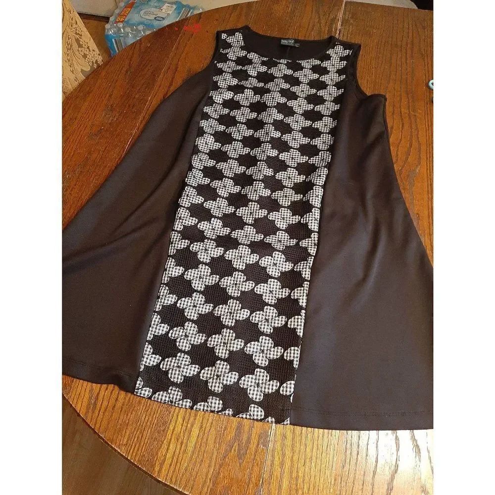 Size 14 Gabby Skye Black White Floral Sleeveless Midi Dress with Pockets